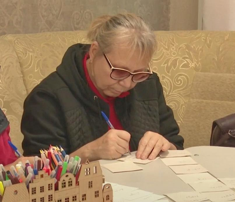 Бабушек учат писать левой рукой для профилактики Альцгеймера