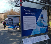 Уличная выставка про удивительных врачей заработала в центре Новосибирска