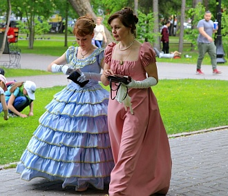 Красавицы пушкинской эпохи прогулялись по Первомайскому скверу