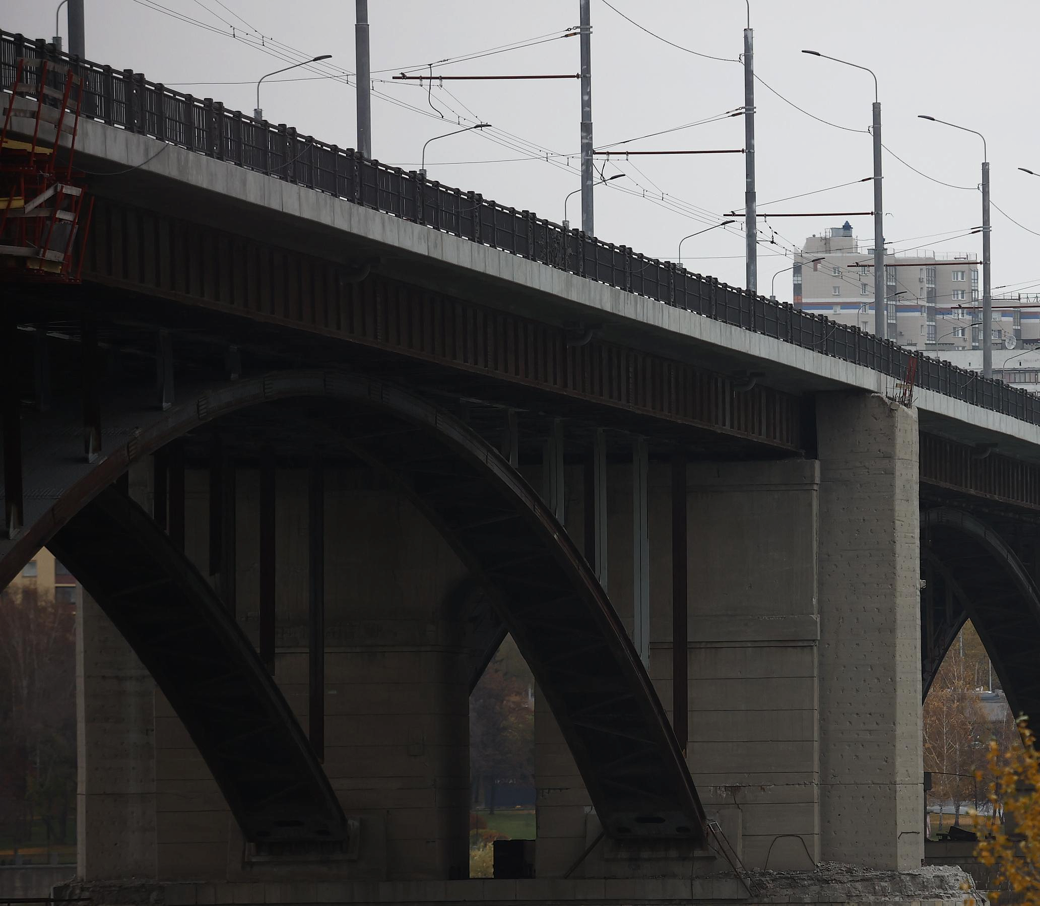 Возобновлено движение по всей ширине Октябрьского моста