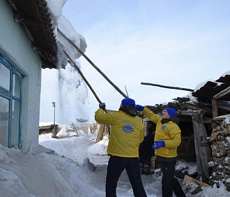 Новосибирские студенты очищают дворы пенсионеров от снега