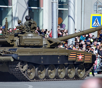 Как прошёл парад Победы на площади Ленина: 50 настроенческих кадров