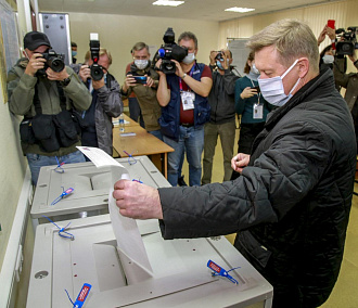 Мэр Локоть проголосовал на выборах в Госдуму