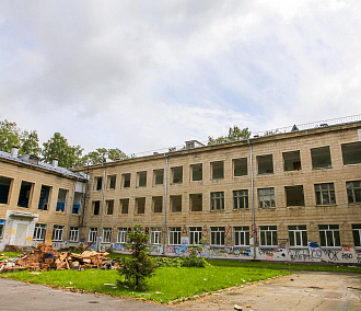 Здание гимназии в Академгородке пошло под ковш экскаватора