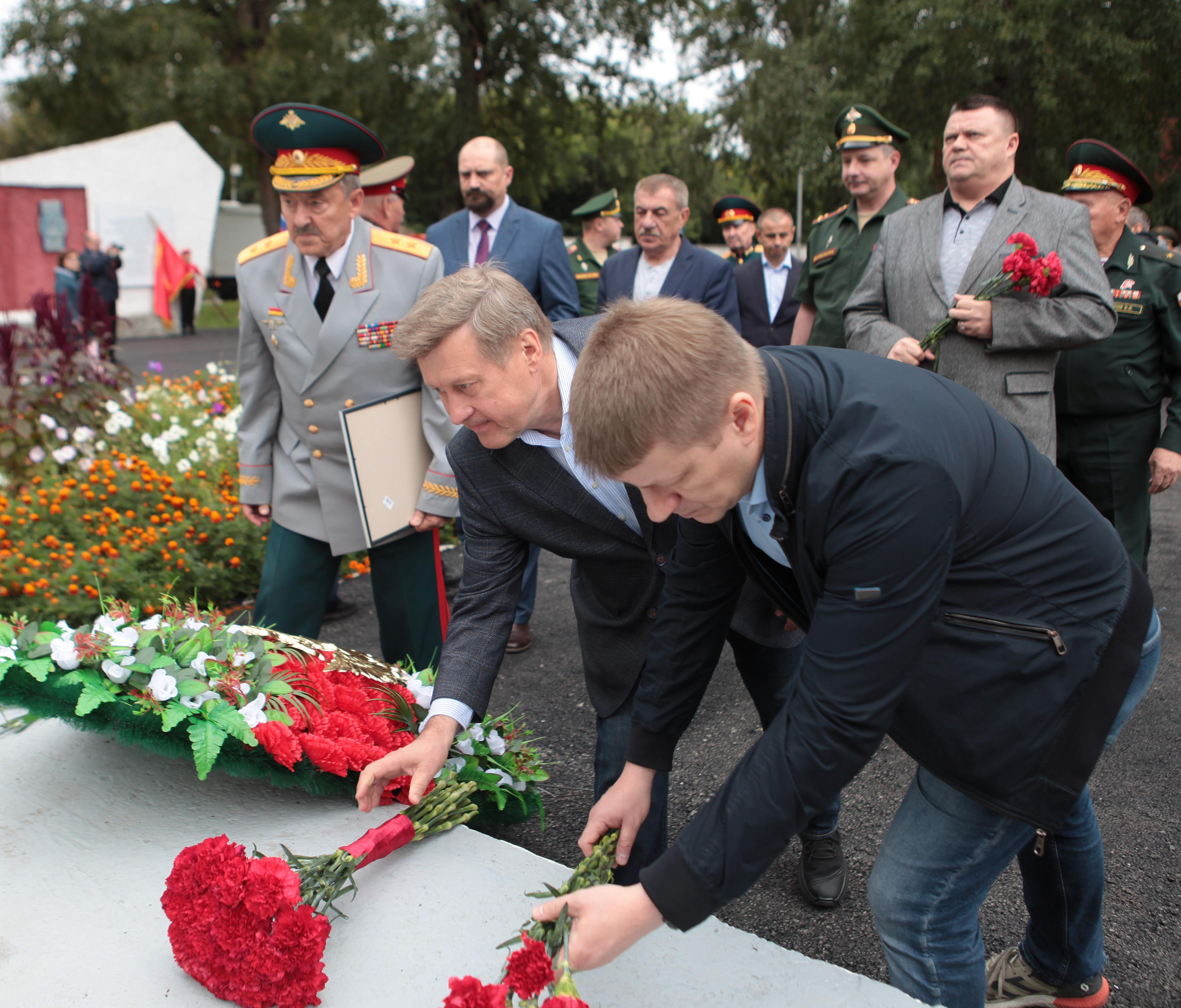 Мэр Новосибирска возложил цветы к мемориалу Краснознамённой дивизии