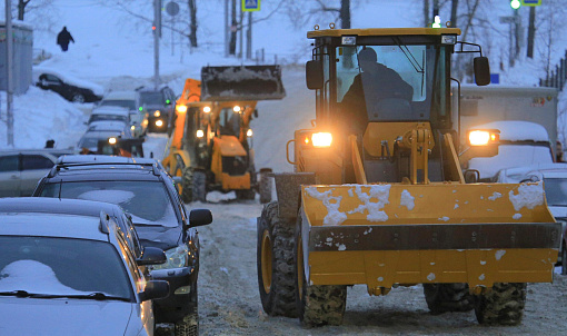 Для уборки снега в Новосибирске задействуют землеройную технику