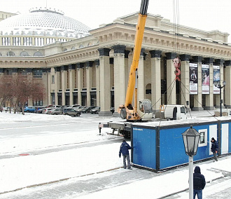 Площадку для новогоднего катка готовят возле оперного театра