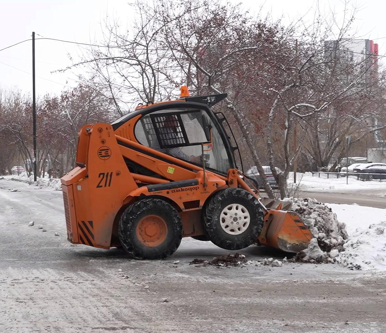 «Тёщины руки» и пескоразбрасыватели работают на улицах Ленинского района