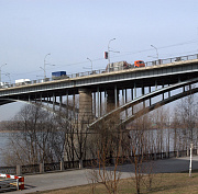 Грузовикам запретили въезжать на Октябрьский мост