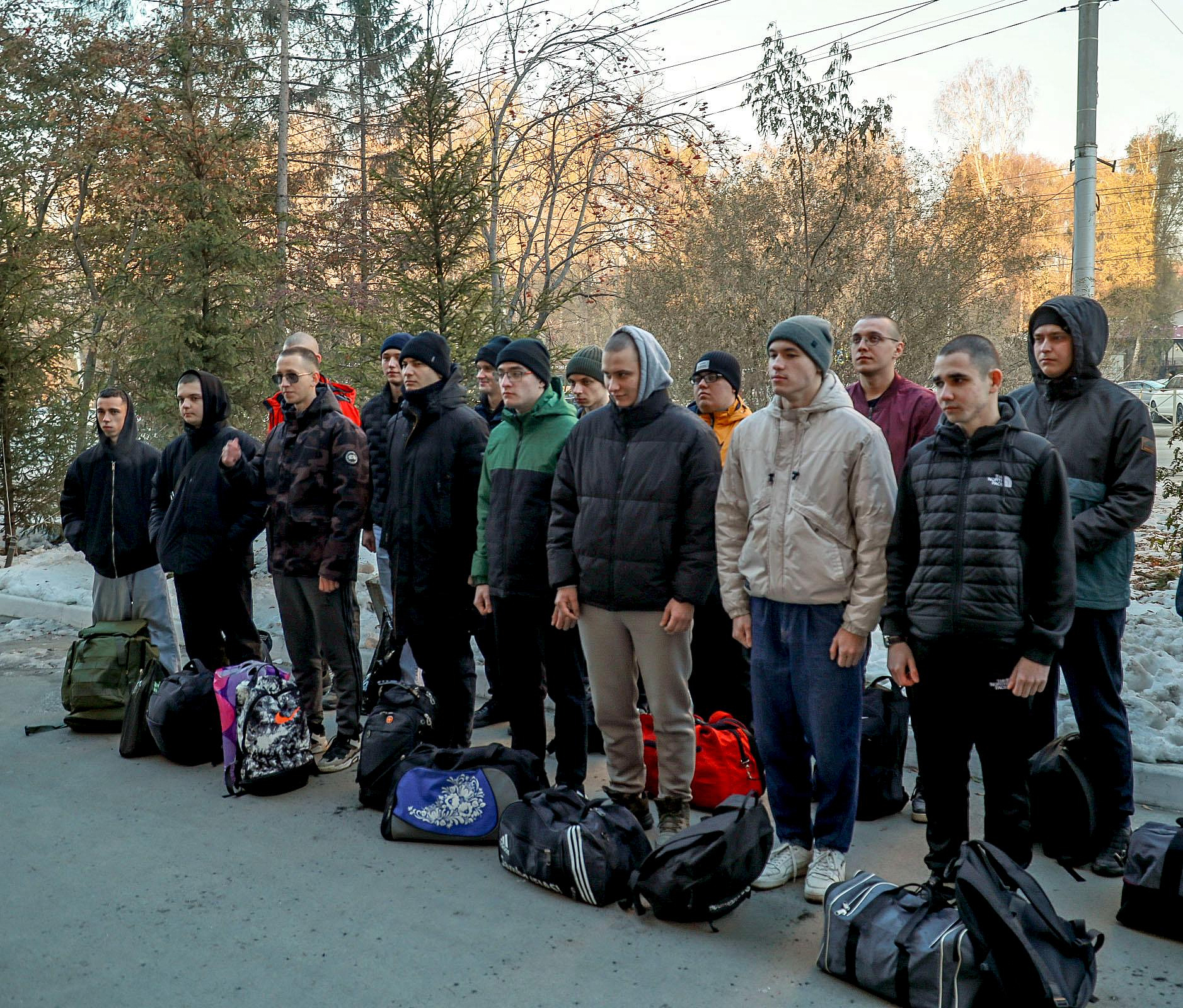 Осенний призыв: 16 новобранцев проводили из военкомата в Новосибирске