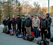 Осенний призыв: 16 новобранцев проводили из военкомата в Новосибирске