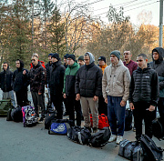 Осенний призыв: 16 новобранцев проводили из военкомата в Новосибирске