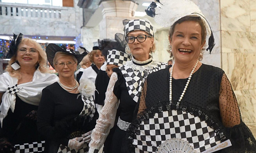 «Шахматные королевы» элегантного возраста продефилировали по подиуму