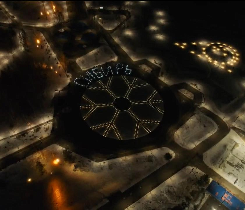 Десятки новосибирцев выстроились в светящуюся надпись «СИБИРЬ» — видео