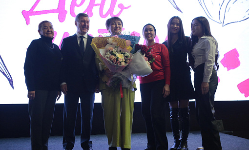 Мэр Новосибирска поздравил 13 многодетных семей с Днём матери
