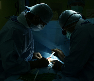 Уникальную для мировой хирургии операцию выполнили в центре Мешалкина