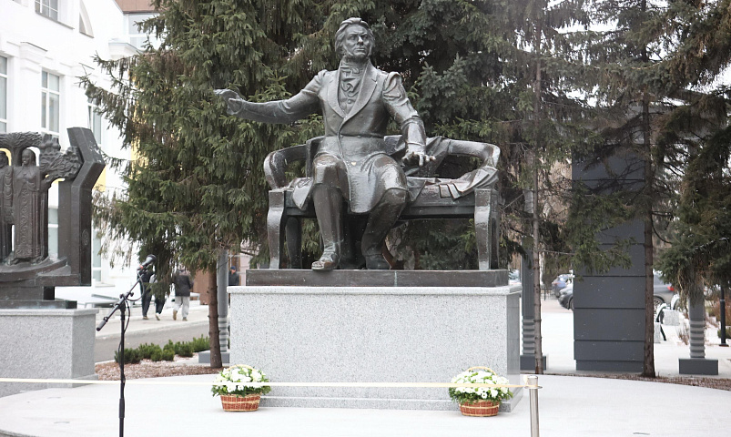 Мэр Кудрявцев открыл обновлённый памятник Глинке и Аллею связистов