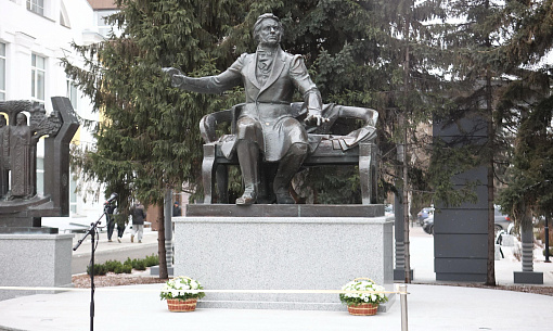 Мэр Кудрявцев открыл обновлённый памятник Глинке и Аллею связистов