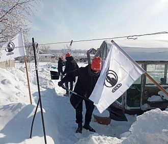 Подростки из Советского района очистили от снега дворы пенсионеров