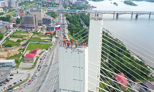 В Новосибирске на 114-метровую высоту подняли государственный флаг России