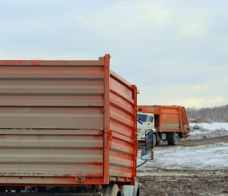 Мэра возмутили мусоровозы с открытыми люками в центре Новосибирска