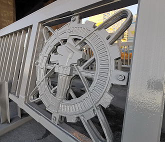 Снятые с Димитровского моста исторические перила очищают от старой краски