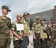 Участники «Зарницы» на скорость заправили постели в казармах НВВКУ
