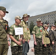 Участники «Зарницы» на скорость заправили постели в казармах НВВКУ