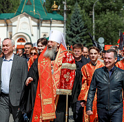 Мэр Кудрявцев прошёл крестным ходом по центру города с тысячами человек