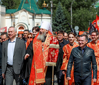 Мэр Кудрявцев прошёл крестным ходом по центру города с тысячами человек