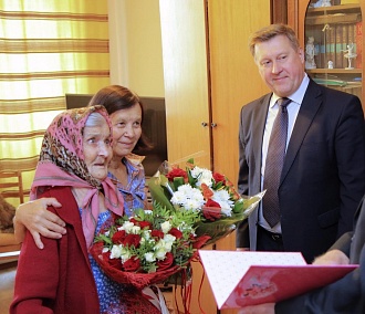 100-летняя бабушка спела для мэра Новосибирска