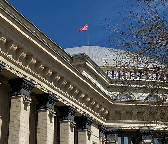 Красное Знамя Победы подняли на купол новосибирского оперного театра