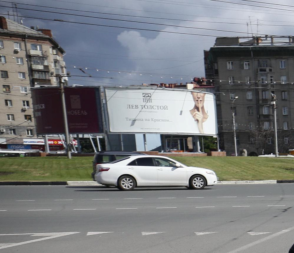 Рекламную конструкцию разбирают в центре площади Калинина