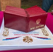 Гарнизон МЧС пополнили 16 лейтенантов: им вручили удостоверения