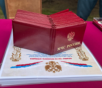 Гарнизон МЧС пополнили 16 лейтенантов: им вручили удостоверения