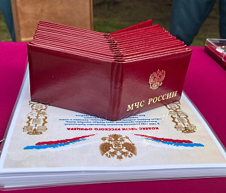 Гарнизон МЧС пополнили 16 лейтенантов: им вручили удостоверения