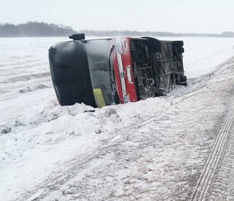 Перевернулся автобус Караганда — Новосибирск с 54 пассажирами