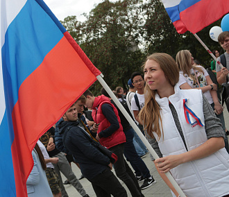 С 1 сентября в школах будут исполнять гимн и поднимать российский флаг