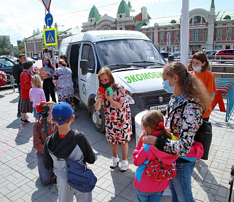 Мороженое за мусор раздают новосибирцам в центре города