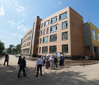 Школу с витражными стёклами на Авиастроителей откроют этой осенью