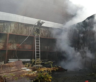 Крупный пожар потушили на складе с офисной мебелью в Новосибирске