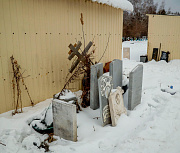 Съезжающие с Клещихинского кладбища торговцы побросали свой товар