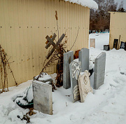 Съезжающие с Клещихинского кладбища торговцы побросали свой товар