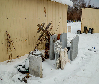 Съезжающие с Клещихинского кладбища торговцы побросали свой товар