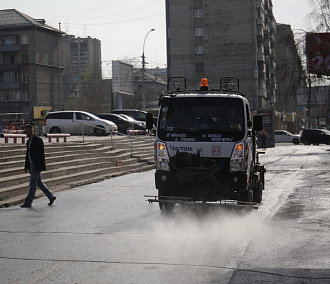 Припаркованные автомобили мешают дорожникам убирать пыль