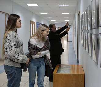 Шишкина, Айвазовского и Рериха показывают пассажирам Толмачёво