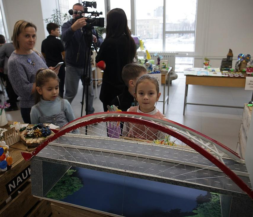 Бугринский мост и эсминец из мусора стали экспонатами выставки в ГПНТБ
