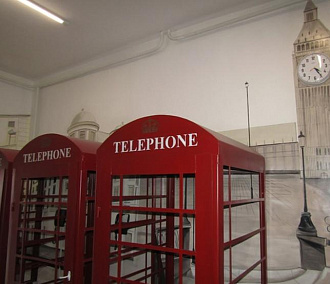 Лондонские телефонные будки установили в новосибирской колонии