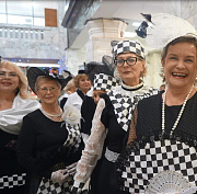 «Шахматные королевы» элегантного возраста продефилировали по подиуму