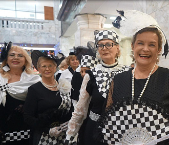 «Шахматные королевы» элегантного возраста продефилировали по подиуму